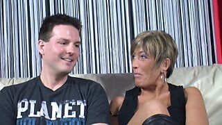 mature brunette gives the pussy to the two teenagers